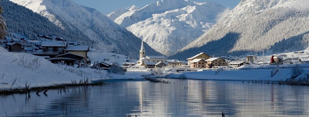The winter sports town Livigno is located quaintly by a lake right at the Swiss border.