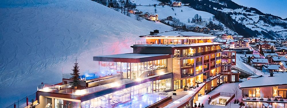 Hotel Außenansicht im Winter