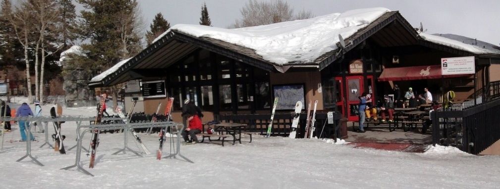Beliebter Treffpunkt nach Liftschluss: Nick Wilson's Cowboy Café an der Talstation der Luftseilbahn 