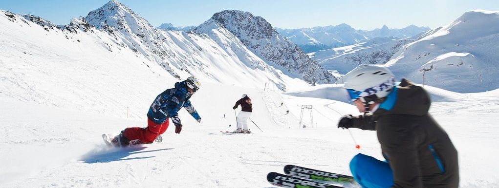 Volle Fahrt voraus in den erstklassigen Graubündenern Skigebieten.