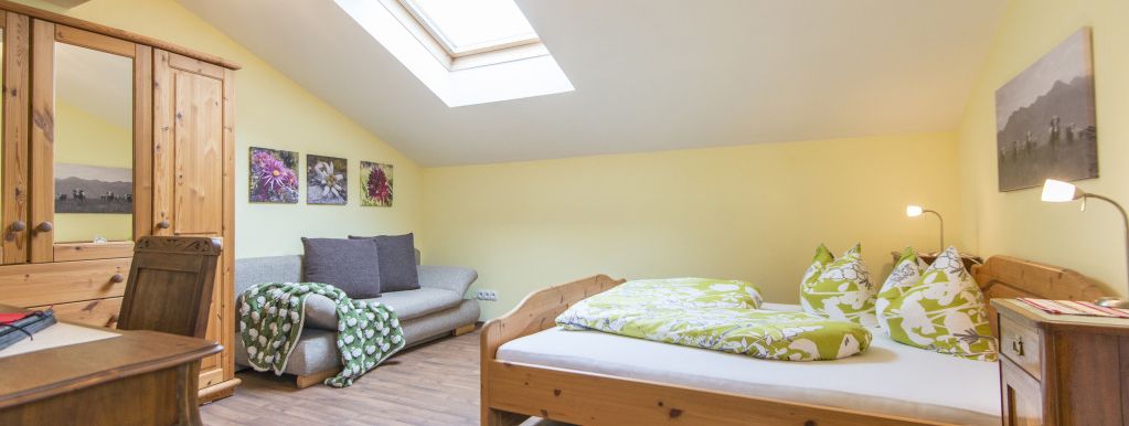 Ferienwohnung Bergblick - Schlafzimmer mit Schlafcouch und Schreibtisch