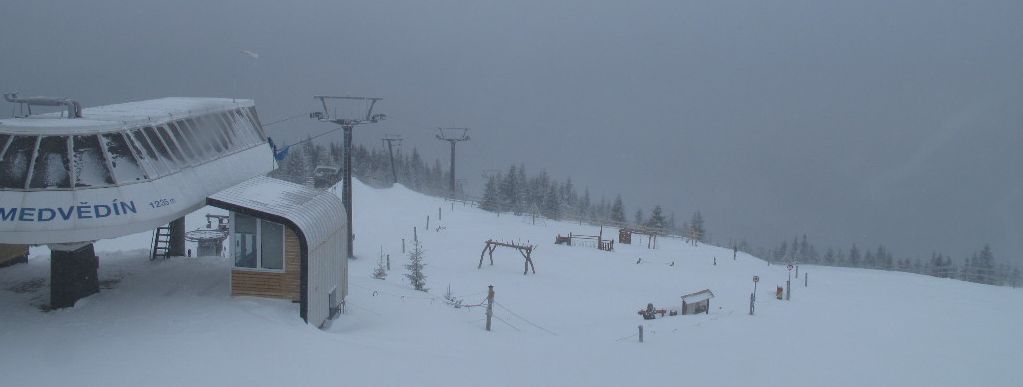 Aussicht am 1235 Meter hohen Medvědín zur Bergstation des gleichnamigen Sessellifts im Skigebiet Spindlermühle (5. Januar 2017)