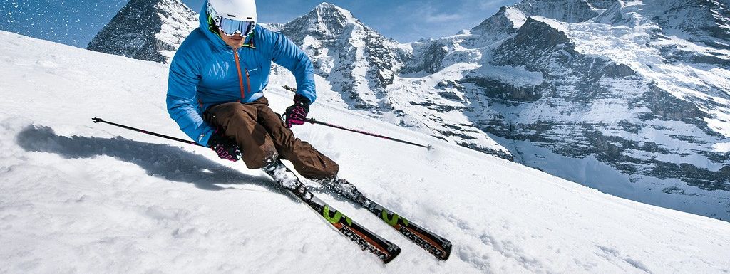 Skifahrer vor Eiger, Mönch und Jungfrau