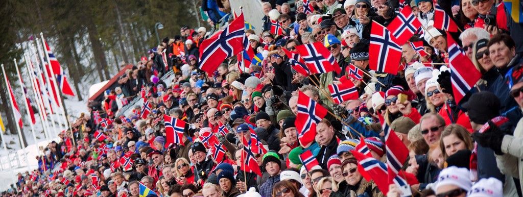 Mit einem Fahnenmeer unterstützen die Norweger ihre Biathleten in Oslo.