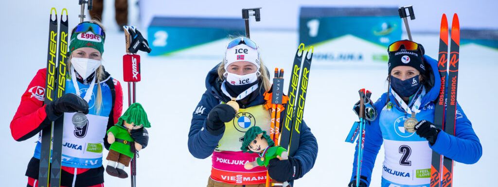Tiril Eckhoff gewinnt die Verfolgung vor Lisa Theresa Hauser und Anais Chevalier.