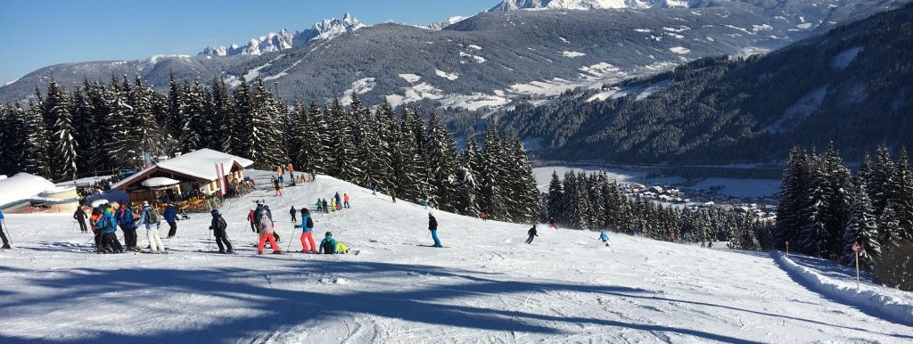 Along the slopes, numerous huts offer the possibility to stop for a break.