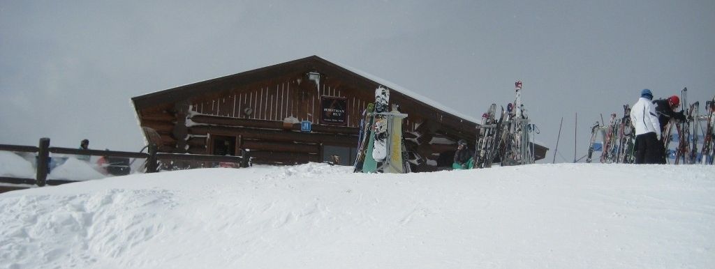Horstman Hut an der Bergstation des 7th Heaven Express Sessellifts