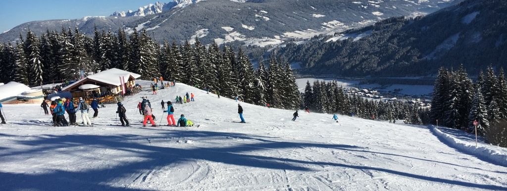 Entlang der Pisten bieten zahlreiche Hütten die Möglichkeit zum Einkehrschwung.