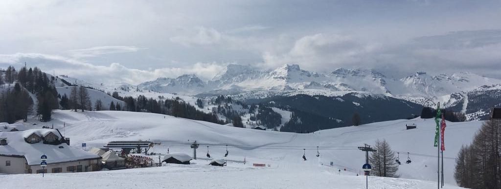 Schon am Freitag verdichtet sich der Himmel über Alta Badia. Am Samstag kommt es hier zu anhaltenden Schneefällen.