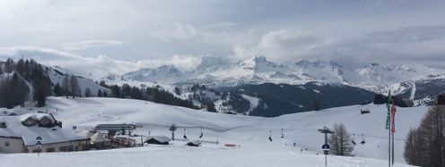 Schon am Freitag verdichtet sich der Himmel über Alta Badia. Am Samstag kommt es hier zu anhaltenden Schneefällen.