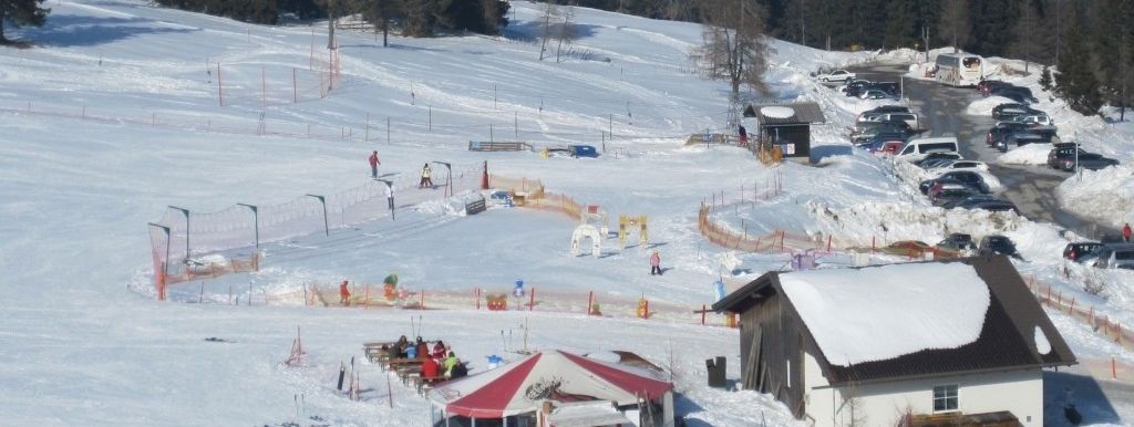 Kindepark und Übungslift (L) beim Hotel Feuerberg
