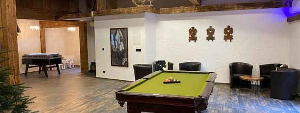 Aufenthaltsraum mit Billiard