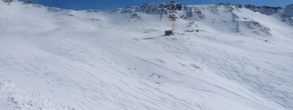 Tiefschneehänge unterhalb der Bergstation.