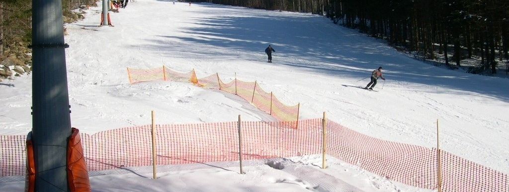 Eine Doppelsesselbahn befördert Wintersportler auf den großen Almberg