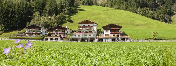 Balkon mit Ausblick auf die Stubaier Berge im Gästehaus Kartnaller