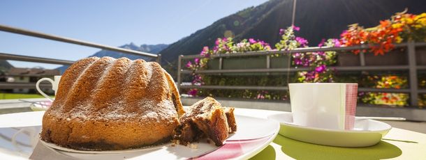 Balkon mit Ausblick auf die Stubaier Berge im Gästehaus Kartnaller
