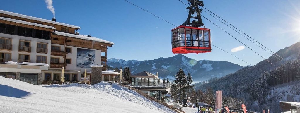 Das VAYA Zell am See liegt direkt an der Bergbahn und bietet so einen idealen Einstieg ins Skivergnügen.