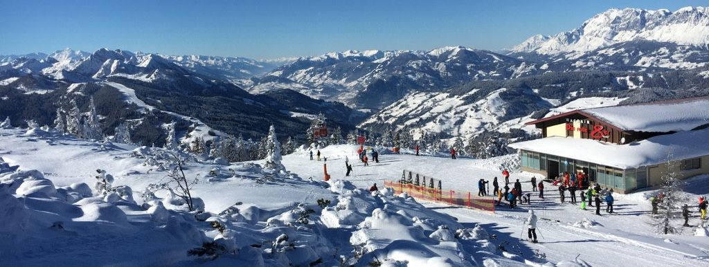 Blick auf die Bergstation der Rote 8er Gondelbahn in Wagrain
