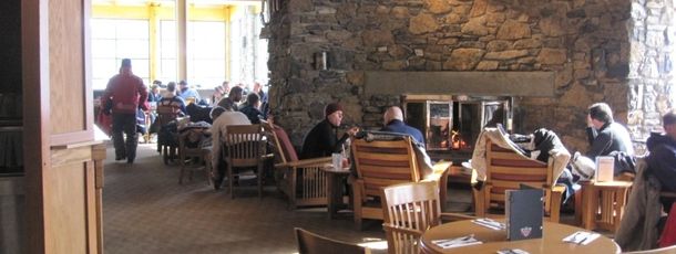 Das Restaurant in der Sunshine Mountain Lodge lädt zum Verweilen ein.