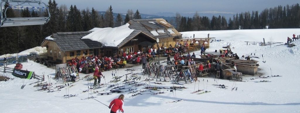 Cozy restaurants like the Neugarten Almseehütte invite you to take a break.