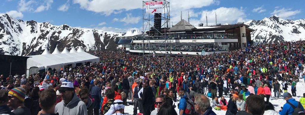 Sowohl Skifahrer als auch Fußgänger mischten sich unter das Partyvolk.