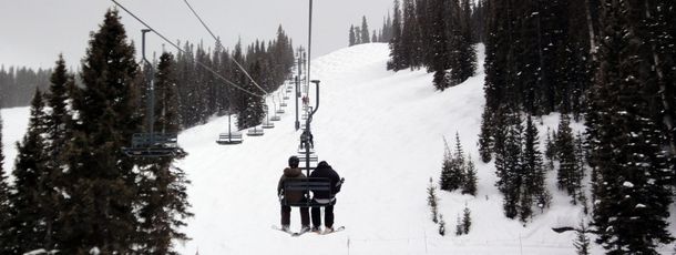 Überwiegend schwierige Abfahrten führen von der Bergstation des Grizzly Lifts.
