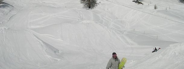 Nur selten muss das Board abgeschnallt werden. In Ovronnaz gibt es kaum zu flache Ziehwege.