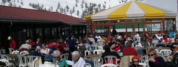 Die Jorasse Hütte bietet eine schöne Sonnenterasse