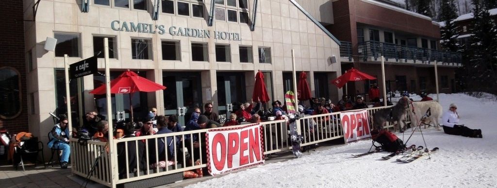 Hochbetrieb auf der Sonnenterrasse des X Cafe direkt an der Talstation des Oak Street Lifts (Nr. 8) in Telluride!