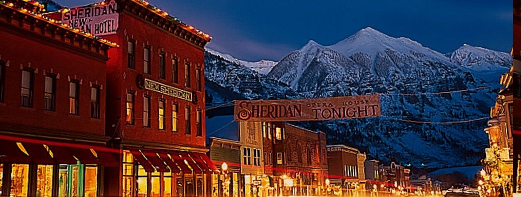 West Colorado Ave in Telluride: Hier finden sich einige schöne Pubs und Bars.Unterwegs mit der Telluride Ski & Snowboard School! Die örtliche Skischule befindet sich an der Talstation des Village Expr
