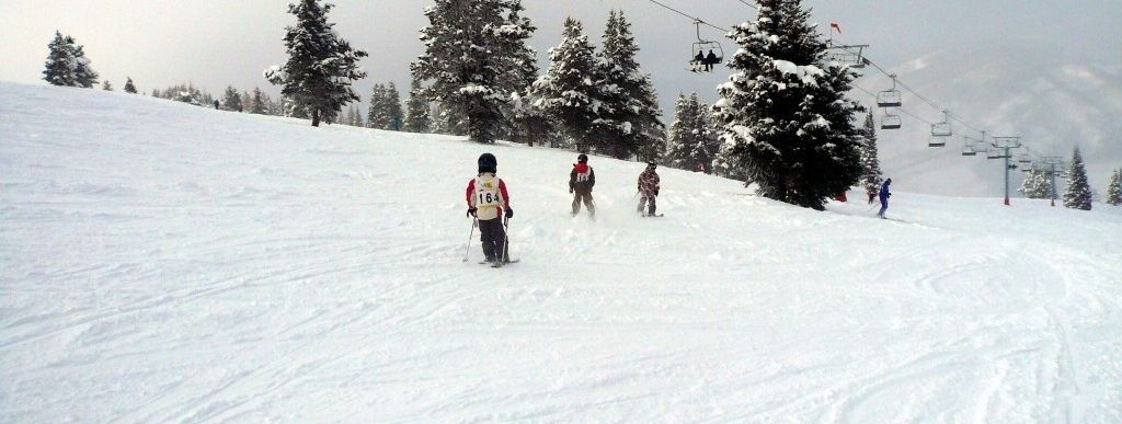 Eine Skischulklasse unterwegs im Teilgebiet