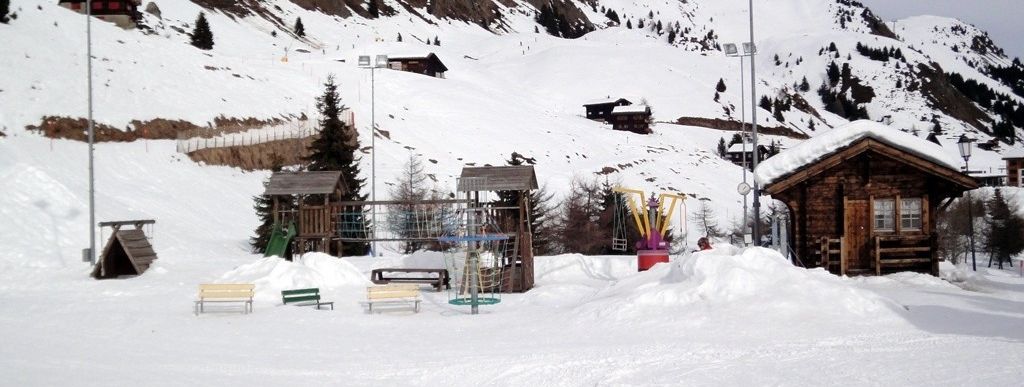 Auch die Details stimmen: Kleiner Spielplatz für Kinder in Riederalp!