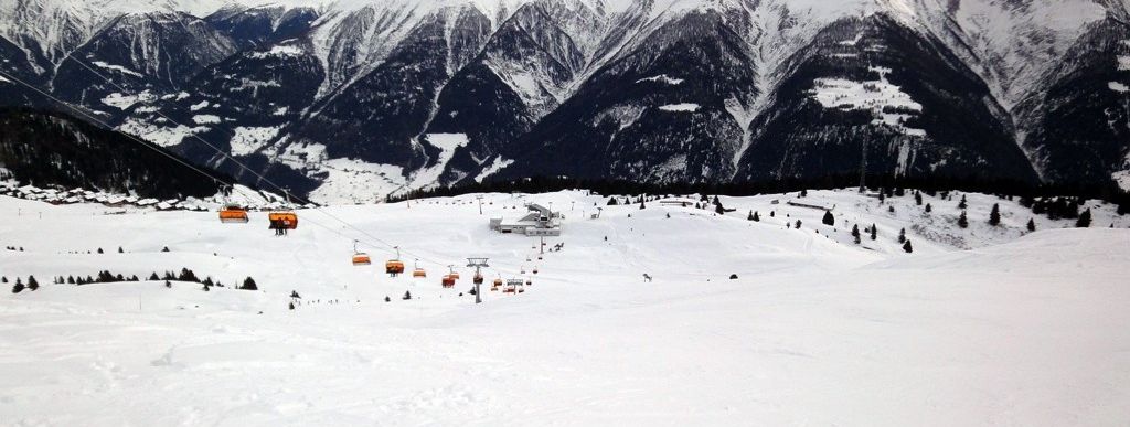 Blick auf die neue Sesselbahn Blausee! Moderne Liftanlagen und familienfreundliche Pisten prägen das Bild der Aletsch Arena.