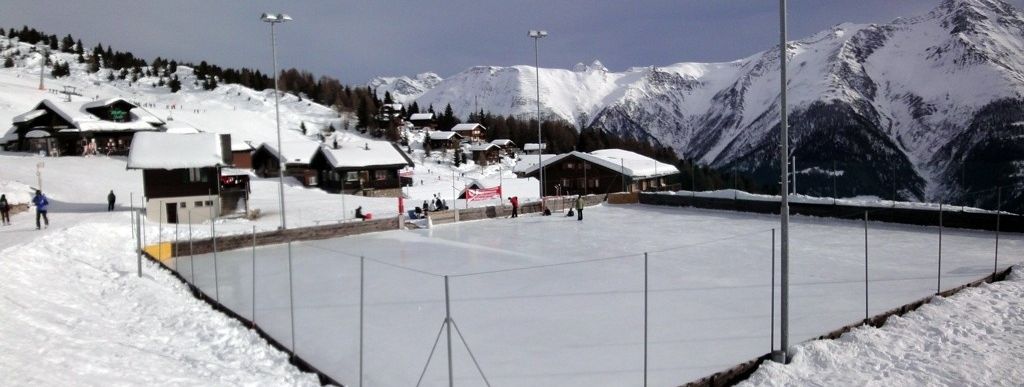 Auch abseits der Piste macht der Familienurlaub in der Aletsch Arena Spaß. In Bettmeralp wartet eine Natureisfläche auf Besucher.