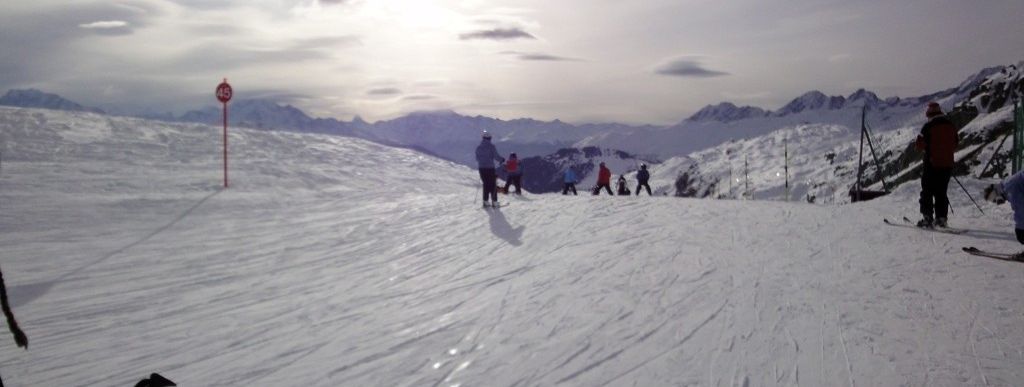 Leider finden sich hin und wieder sehr flache Pistenabschnitte in der Aletsch Arena. Das Snowboard muss unter Umständen auch mal abgeschnallt werden.
