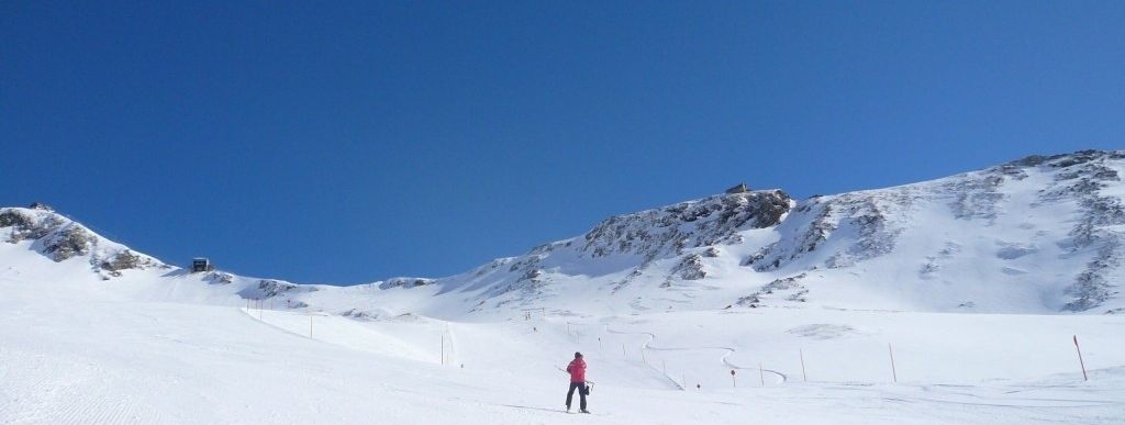 Blick auf Pisten Nr. 4 und 1 von unten.