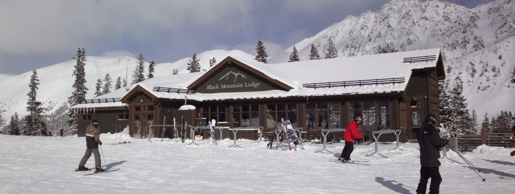Die Black Mountain Lodge bietet seinen Gästen eine schöne Sonnenterrasse in geschützter Lage.