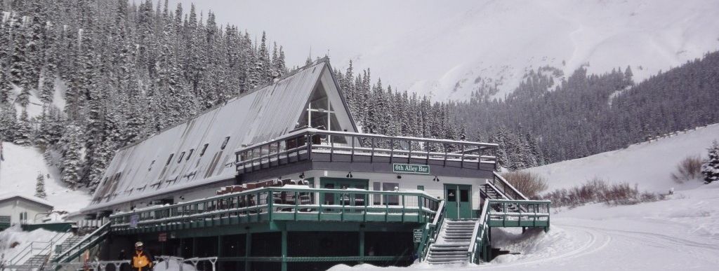 Nach Liftschluss kann man hier noch ein Bier genießen: Die 6th Alley Bar an der Talstation von Arapahoe Basin!
