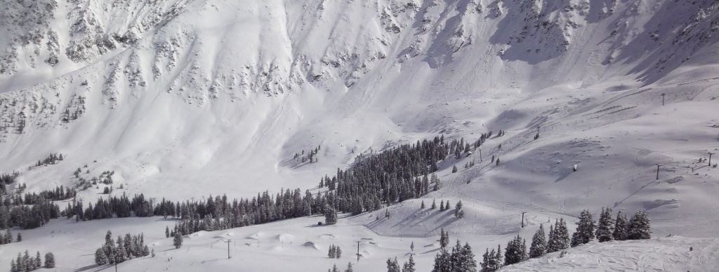 Nur für erfahrene Alpinisten, die extrem schwierigen Abfahrten an der East Wall! Hierhin führt kein Lift. Der Aufstieg muss also zu Fuß bewältigt werden. Auch die Lawinensituation sollte man hier stet