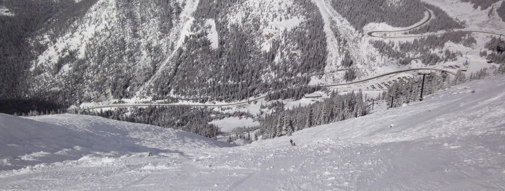 Blick hinunter ins Tal und auf die Straße Richtung Loveland Pass!