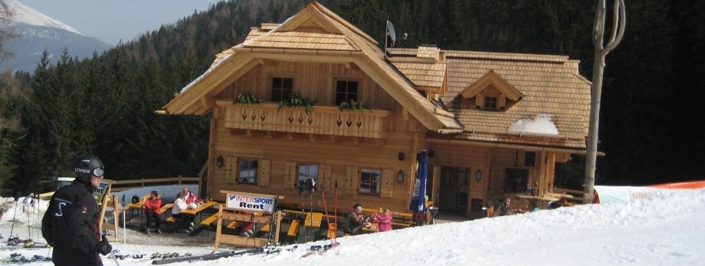 Hütte in der Mitte der Piste Nummer 11