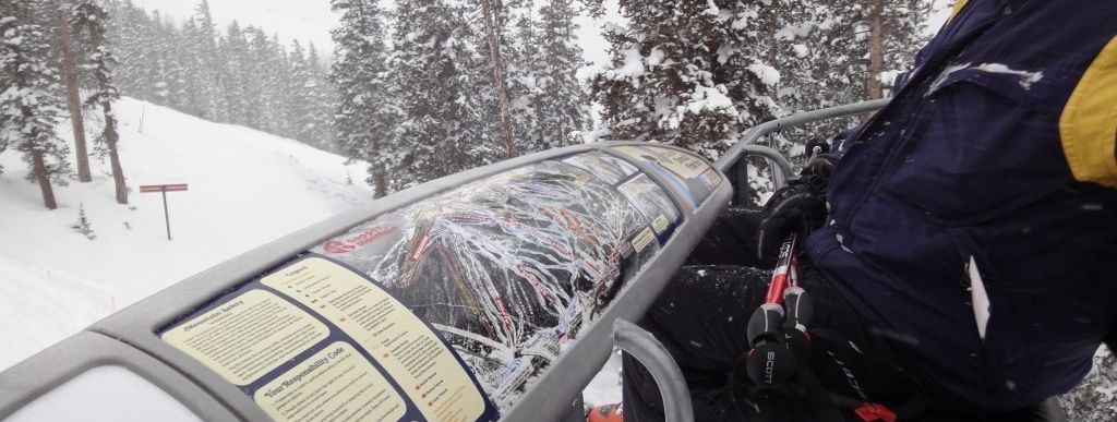 Schöne Idee: Auf den Sicherheitsbügeln der Sessellfte ist der Pistenplan abgedruckt.