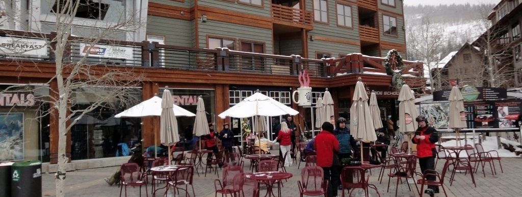 Im Center Village befinden sich einige schöne Cafés.