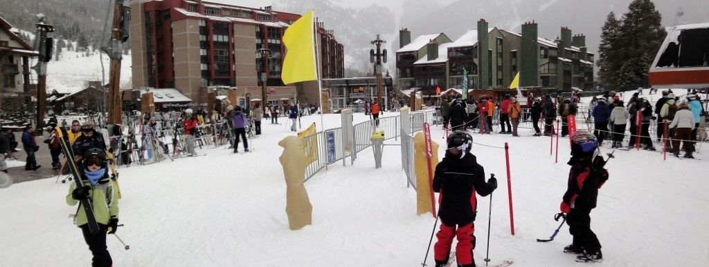 Die Skischule befindet sich im Mountain Adventure Center direkt im Ortszentrum.