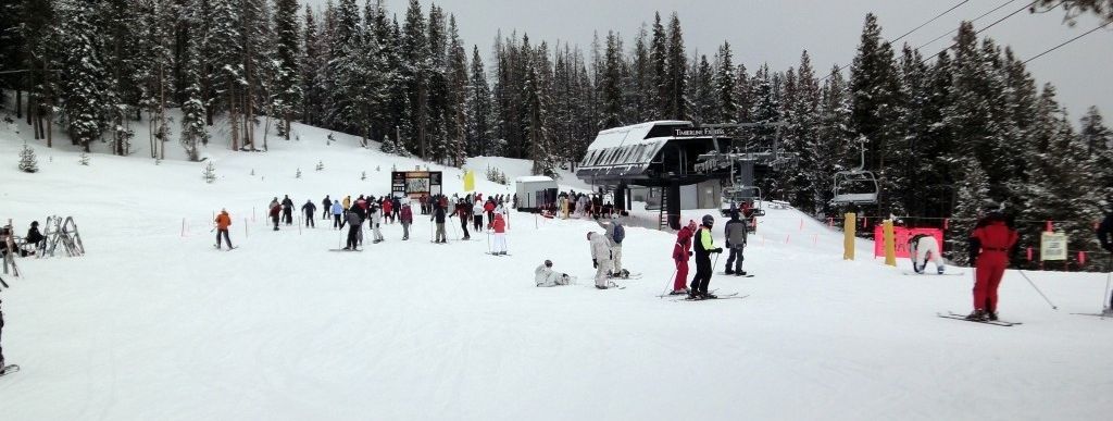 Der Timberline-Express bringt Skifahrer und Snowboarder zu zahlreichen mittelschweren (in USA blau markierten) Abfahrten.