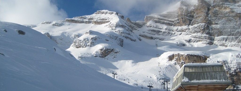 Blick auf die Pisten um den Sessellift Bus Tofana (Nummer 30)!