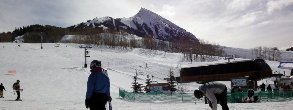 Über allem thront Mt Crested Butte: Der markante Gipfel im Südwesten dominiert das Panorama im Skigebiet.