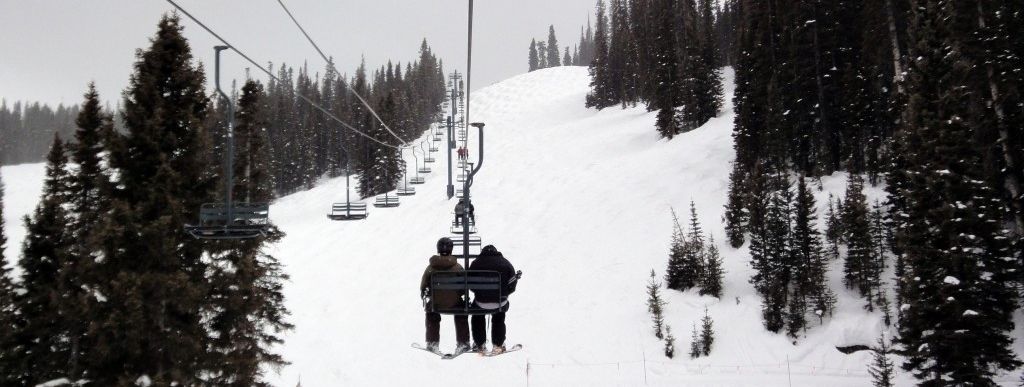Überwiegend schwierige Abfahrten führen von der Bergstation des Grizzly Lifts.