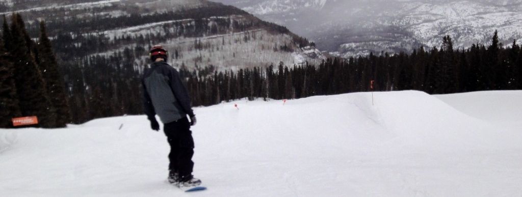 Blick auf den Freestyle Terrain Park unterhalb des Powder House Restaurants mit Kickern und Halfpipe!