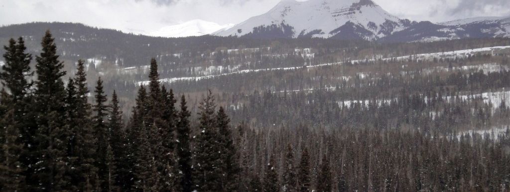 Die Berge im San Juan National Forest bilden eine gelungene Kulisse für das Wintersporterlebnis im Durango Mountain Resort.